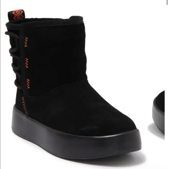 NEW UGG Classic Boom Ankle Boot In Black - Picture 1 of 7